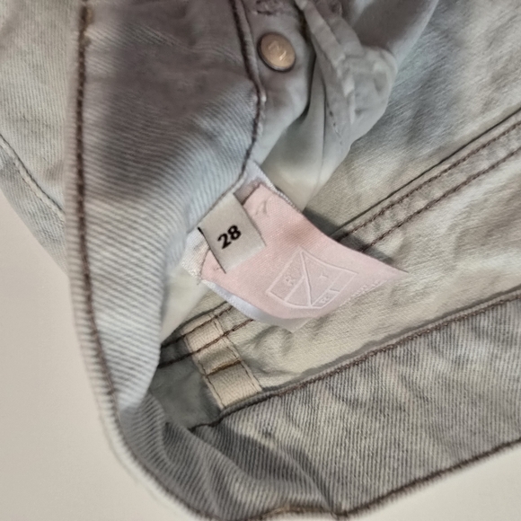 LE JEAN Bow Embroidered Column Jeans - Picture 8 of 13